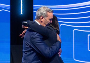 Luis Abinader dedica emotivo mensaje a Raquel Arbaje en San Valentín: “Juntos, hacia el infinito”