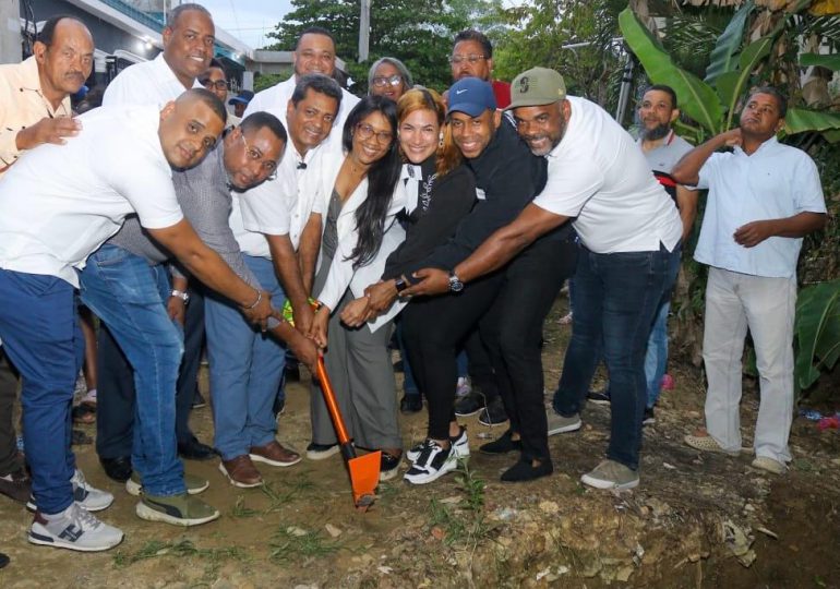 Alcalde de Los Alcarrizos da primer picazo para construcción de puente en Los Progresos