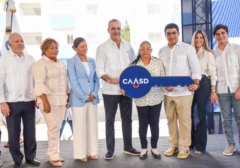 Presidente Abinader entrega 144 apartamentos para familias reubicadas en Guajimía