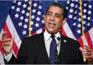 Adriano Espaillat felicita a Alfredo Pacheco por presentar la nueva Constitución dominicana en Dominicanos en el Capitolio