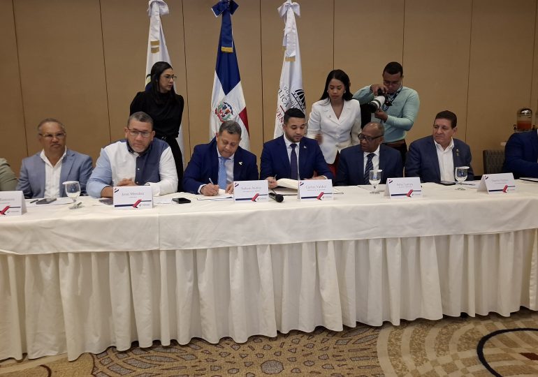 Fedomu y Ministerio de la Juventud firman acuerdo; ayuntamientos facilitarán inscripción para becas