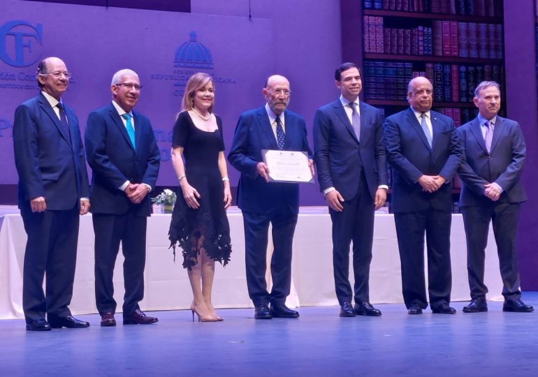 Efraín Castillo recibe el Premio Nacional de Literatura 2025