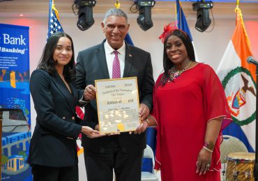 Cónsul en New York Jesús Vásquez es reconocido por su trayectoria en conmemoración del Mes de la Herencia Dominicana