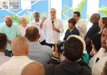 Abinader recorre el sector La Ureña donde lleva programa Gobierno Contigo