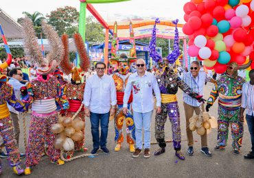 Santiago celebra por todo lo alto tercer domingo de carnaval con apoyo masivo de turistas