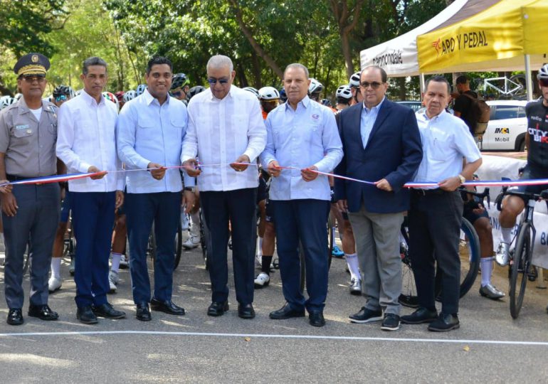 Ministros Kelvin Cruz y Andrés Bautista dan inicio a la vuelta ciclista independencia