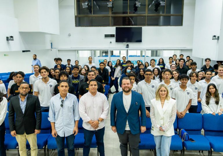 Orlando Jorge Villegas imparte charla a estudiantes de secundaria sobre la importancia de la inteligencia emocional