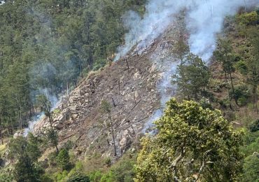 Bomberos forestales trabajan para controlar incendio que afecta montaña en Manabao, Jarabacoa