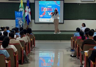 Valerie Diaz destaca importancia de los símbolos patrios; realiza conversatorio juvenil