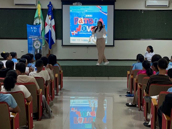 Valerie Diaz destaca importancia de los símbolos patrios; realiza conversatorio juvenil