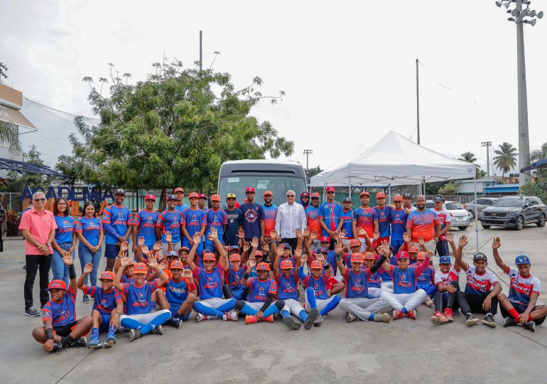 Academia de béisbol La Javilla recibe autobús del presidente Luis Abinader