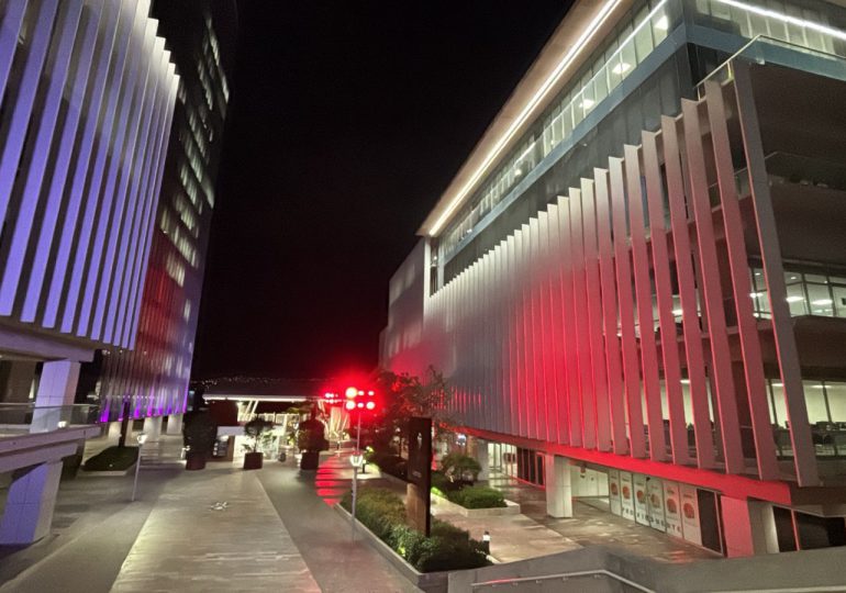 Tegucigalpa se ilumina con los colores de la República Dominicana en honor a su 181 aniversario de Independencia