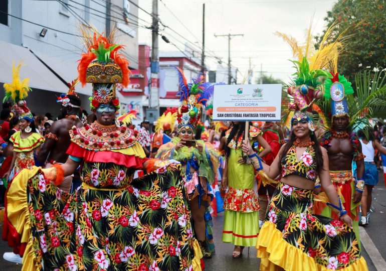 Alcalde Nelson de la Rosa felicita población por respaldo al Carnaval de San Cristóbal 2025