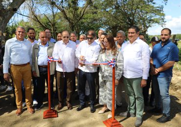 Agricultura entregan lote de 21 km. de caminos interparcelarios rehabilitados en Navarrete, Santiago