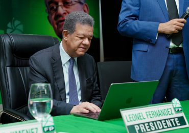 Leonel Fernández da inicio a la plenaria de votación del Congreso de FP y es el primero en ejercer su derecho al voto