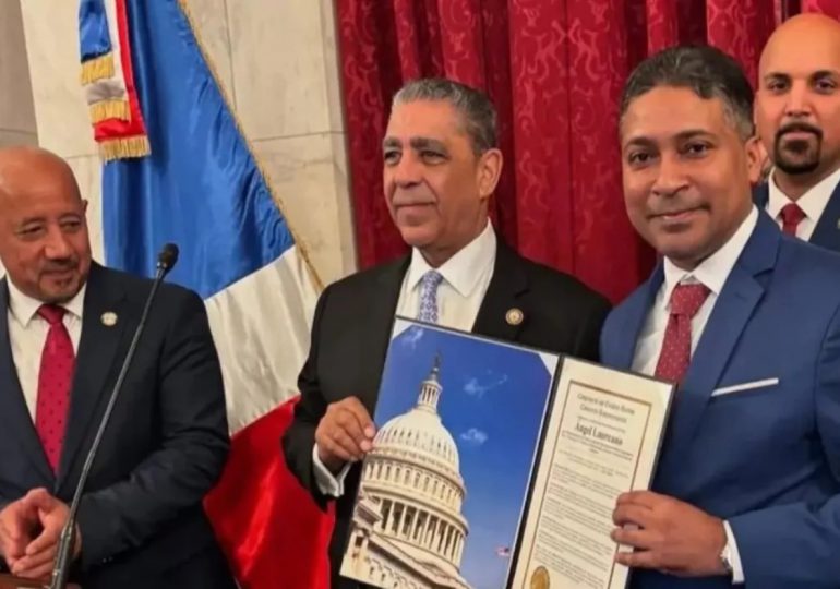 Ángel Laureano, director de Color Visión, recibe reconocimiento en el Congreso de EEUU por 25 años de liderazgo en la televisión dominicana