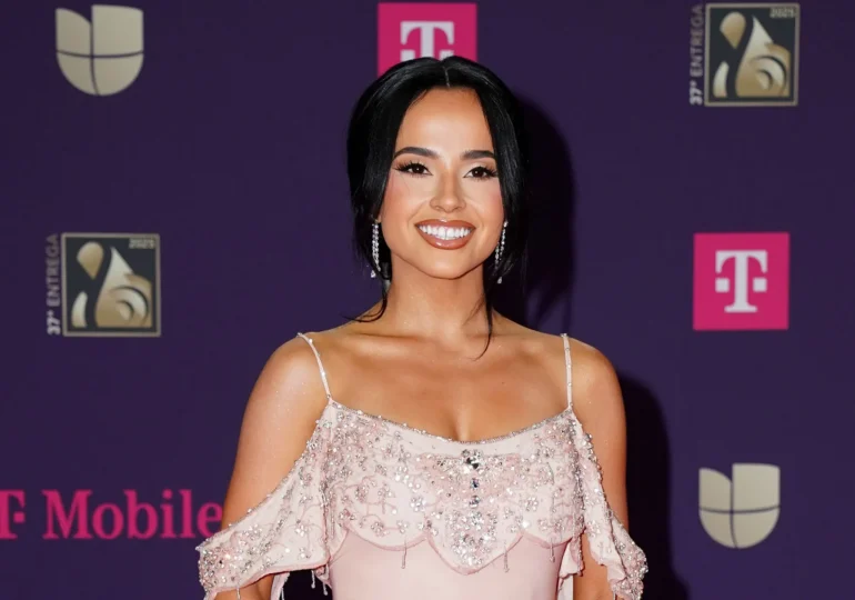 Becky G honra a sus abuelos migrantes y la música mexicana en Premio Lo Nuestro