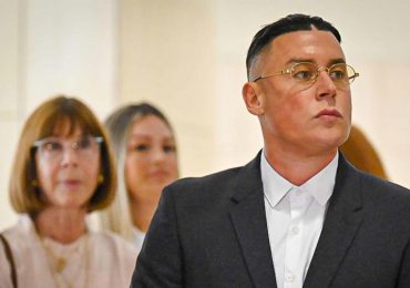 El cantante Cosculluela comparece ante los tribunales tras quedar en libertad bajo fianza