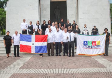 Conadis honró a los héroes de la patria con ofrenda floral en el altar de la patria