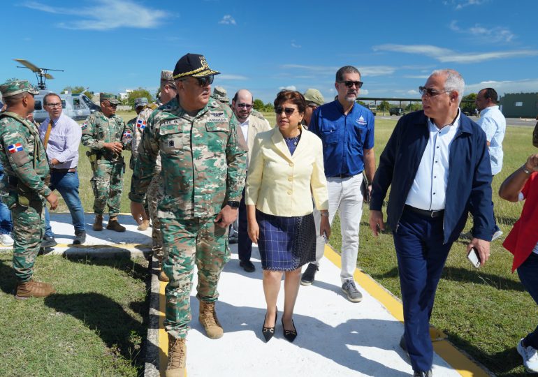 Director de Migración Lee Ballester recorre mercado de Dajabón; evalúan su ampliación.