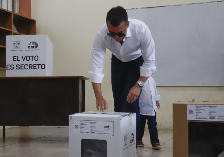 El presidente Noboa vota sin hacer declaraciones; esperará en Quito el resultado electoral