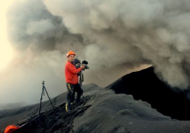 Turistas desafían volcán Dukono y presencian su erupción en Indonesia