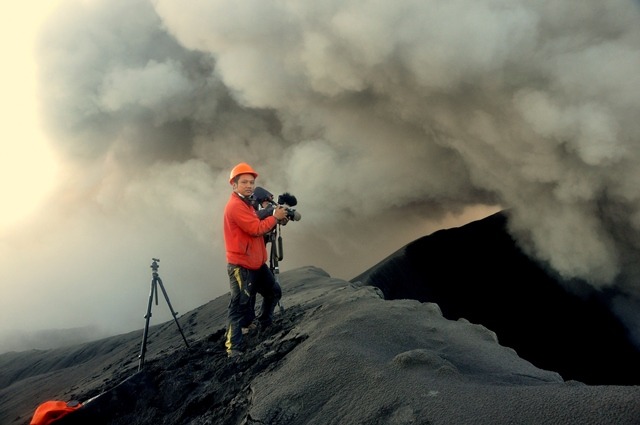 Turistas desafían volcán Dukono y presencian su erupción en Indonesia