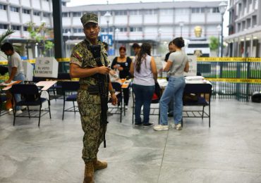 Ecuador vota bajo estricta seguridad en unas elecciones decisivas