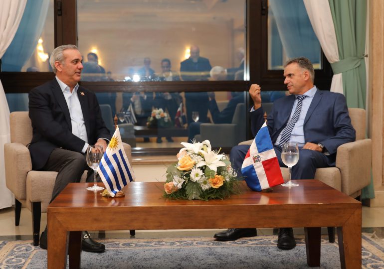 Presidente Abinader sostiene reunión bilateral con el electo mandatario uruguayo Yamandú Orsi en Montevideo