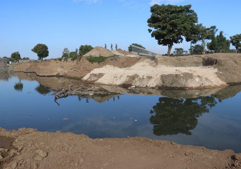 Construyen puente sobre río Masacre para empalmar con verja perimetral y facilitar patrullaje militar