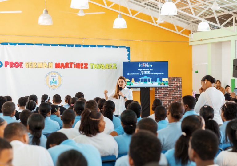 Carolina Mejía habla sobre responsabilidad ciudadana y reciclaje en liceo de Los Ríos