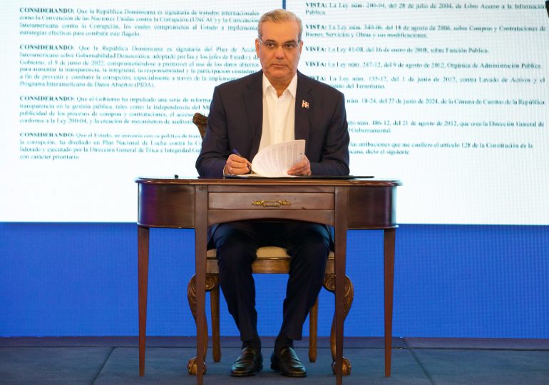 Presidente Abinader firma decreto que crea la Comisión Presidencial para establecer el Sistema Nacional de Transparencia y Anticorrupción