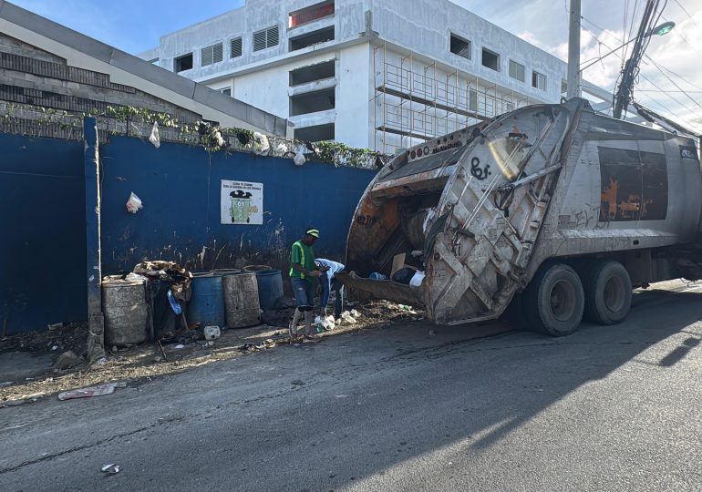 Alcaldía del Distrito Nacional elimina vertedero improvisado en La Yagüita