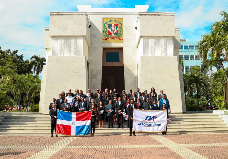 Departamento Aeroportuario rinde honor a héroes de la Patria con ofrenda floral