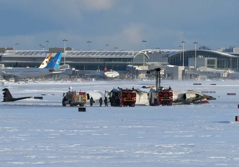 Así desalojaron a los pasajeros del avión de Delta que se volcó en Toronto