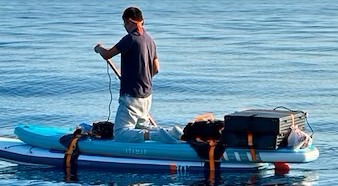 Momento en que migrante chino fue interceptado cruzando el Caribe en una tabla de remo improvisada