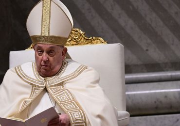 El papa ha pasado buena noche, se ha levantado y ha desayunado en su octavo día ingresado