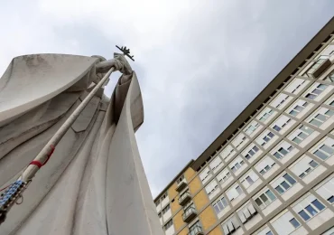 El papa dice que aún necesita tratarse la bronquitis y agradece el cuidado de los médicos