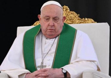 El papa Francisco continúa en estado "crítico", anuncia el Vaticano