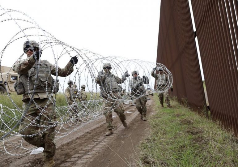 Secretario de Defensa de EE.UU. y el "zar fronterizo" supervisan control en la frontera