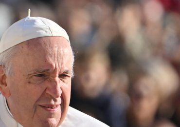 El papa muestra signos de mejoría pero es "demasiado pronto" para que salga del hospital