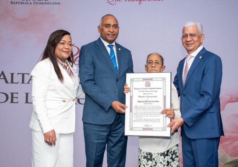 Senado de la República rinde homenaje a Doña Altagracia de la Cruz García, “Tarara”