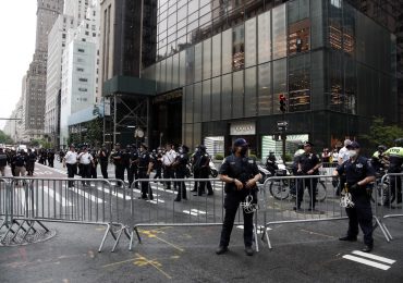 Casi 100 personas arrestadas en protesta en Torre Trump en apoyo a activista propalestino