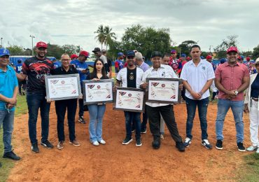 Inauguran “Los Juegos Patrios" de béisbol en el club los Trinitarios de SDE 