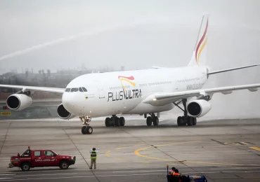 Pasajero intenta abrir compuerta de un avión en pleno vuelo