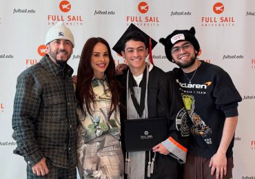 El cantante Yandel celebra la graduación de su hijo