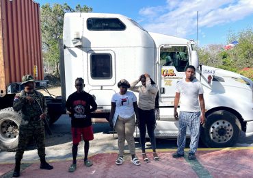 Arrestan camionero que ocultaba haitianos indocumentados en compartimentos de una patana