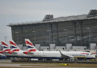 Aterrizan los primeros vuelos en Heathrow tras el incendio que perturbó el tráfico aéreo mundial