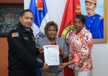 Gobernadora de la Provincia Santo Domingo firma acuerdo de colaboración con la Academia Mundial de Bomberos de los Estados Unidos