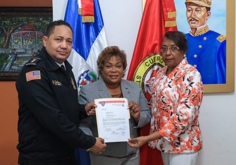 Gobernadora de la Provincia Santo Domingo firma acuerdo de colaboración con la Academia Mundial de Bomberos de los Estados Unidos